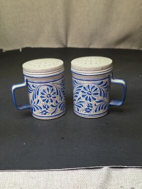 1977 Avon Country Talc Shakers